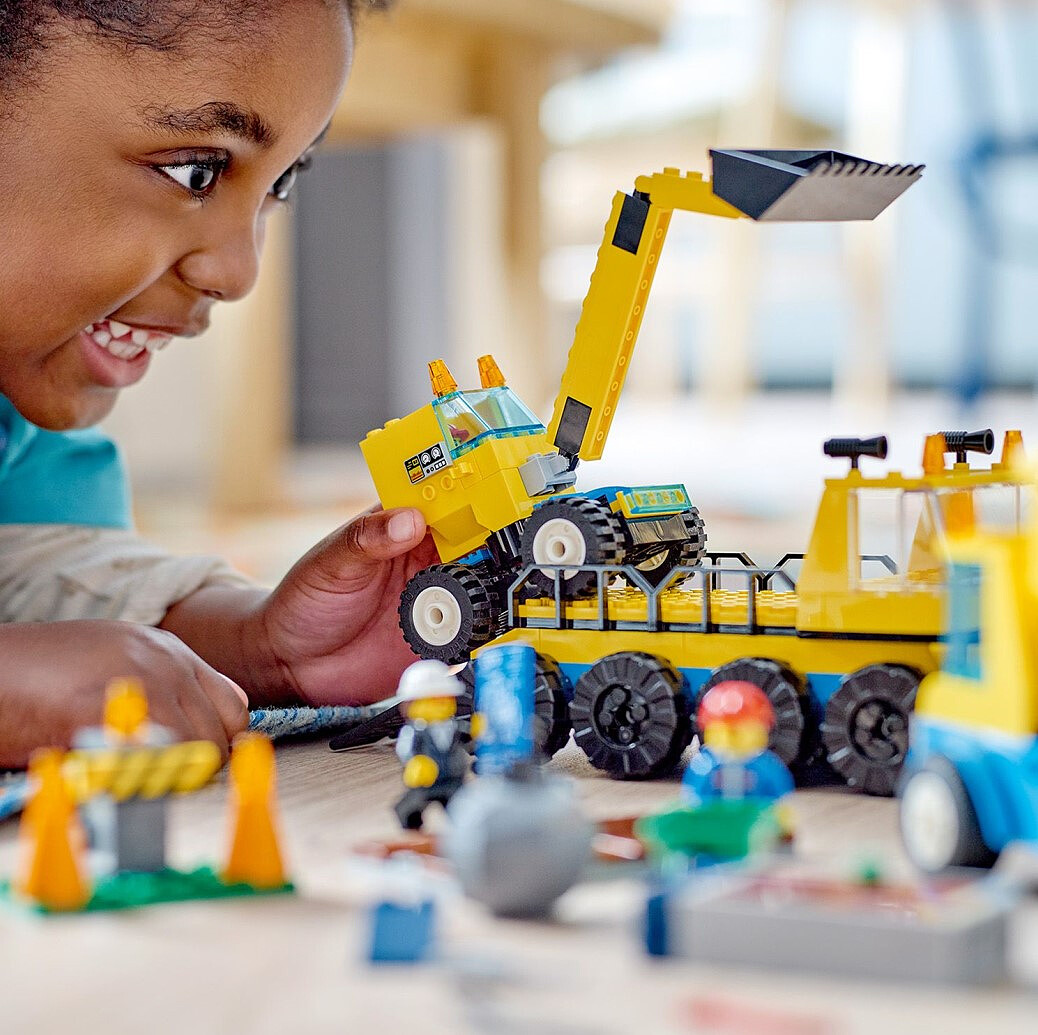 lego-city-ciezarowki-dzwig-kula-wyburzeniowa-60391-10.jpg