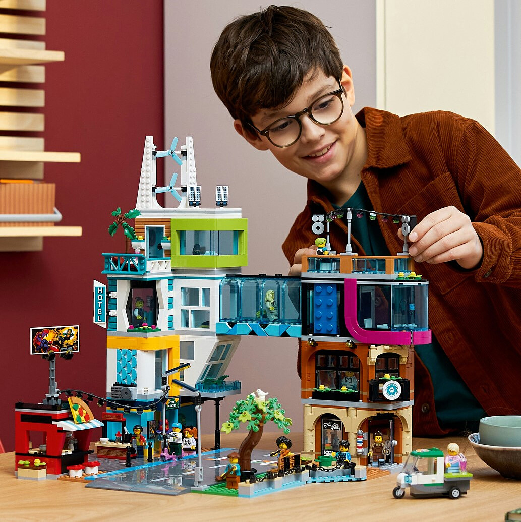 lego-city-srodmiescie-60380-10.jpg