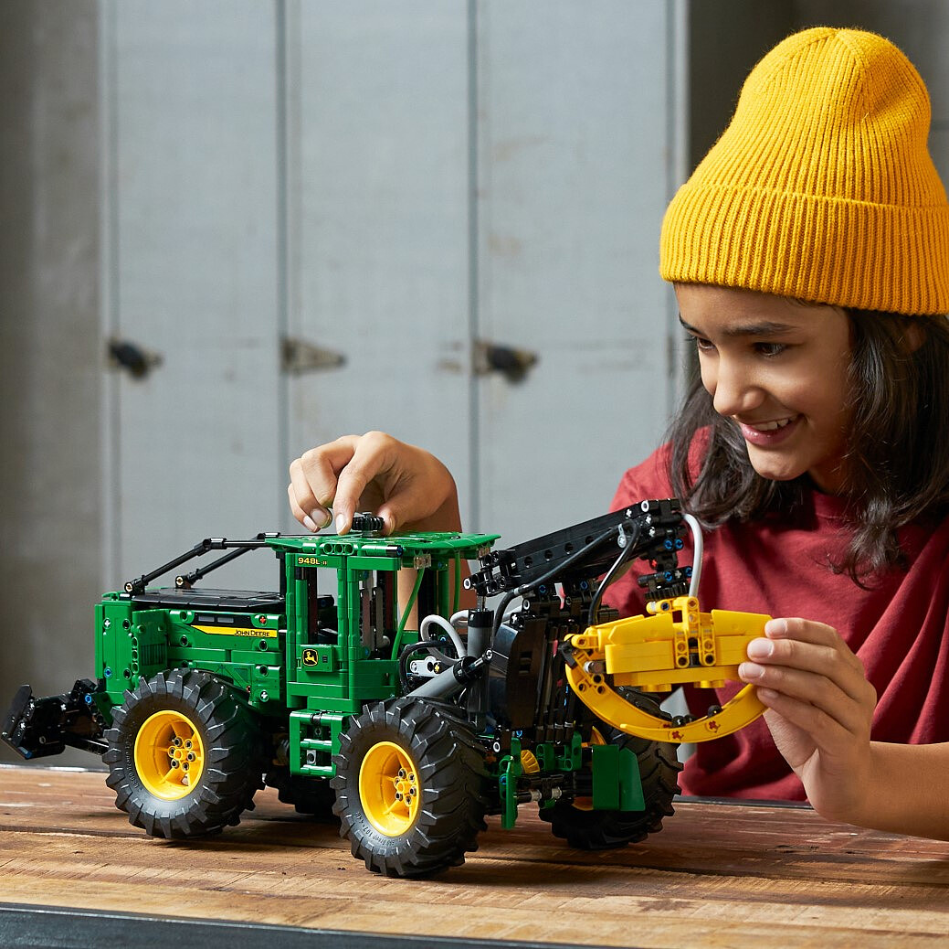 lego-technic-ciagnik-zrywkowy-john-deere-948l-II-42157-11.jpg