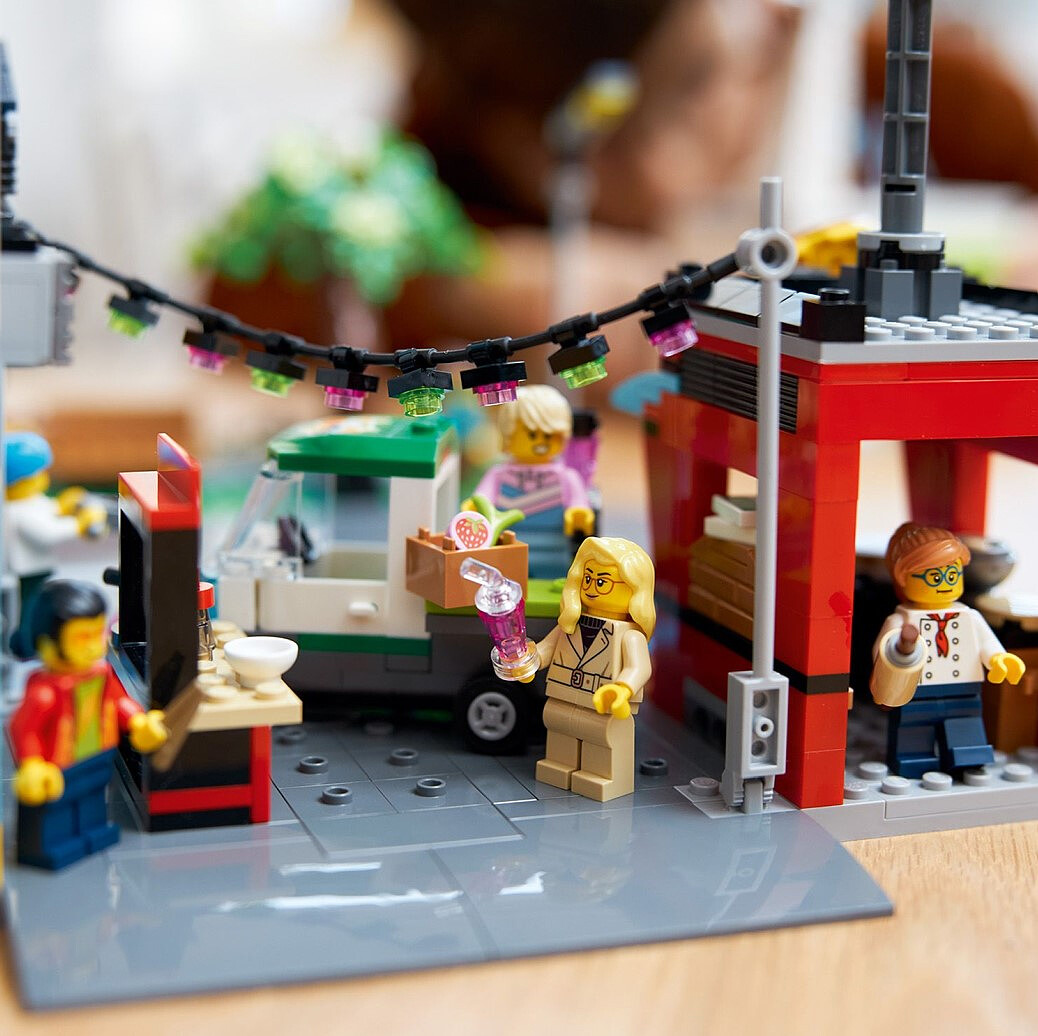 lego-city-srodmiescie-60380-8.jpg