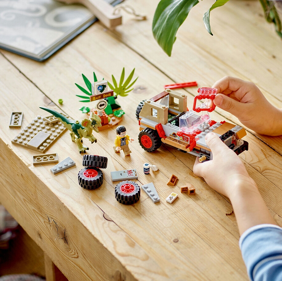 klocki-lego-jurassic-world-zasadzka-na-dilofozaura-76958-zdjecie8.jpg