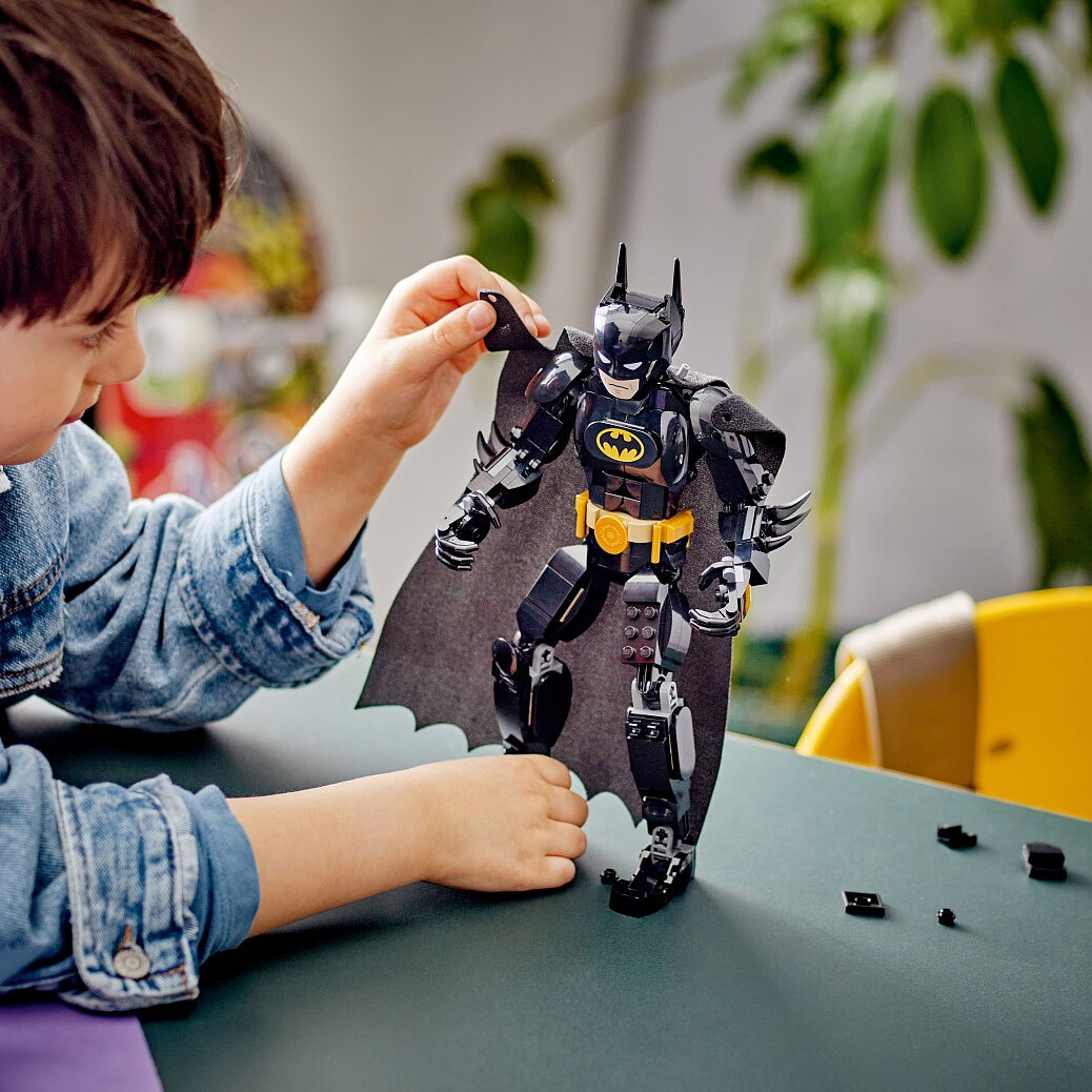 klocki-lego-dc-super-heroes-figurka-batmana-76259-lifestyle.jpg