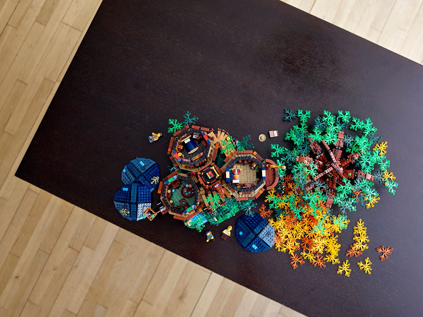 klocki-lego-ideas-domek-na-drzewie-21318-lifestyle.jpg