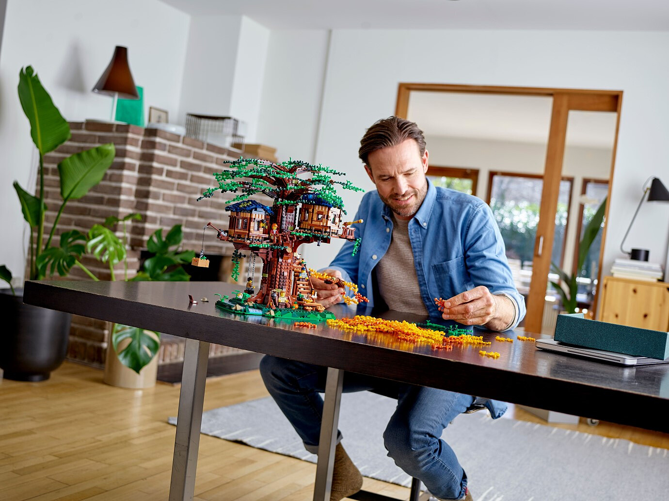 klocki-lego-ideas-domek-na-drzewie-21318-lifestyle-2.jpg