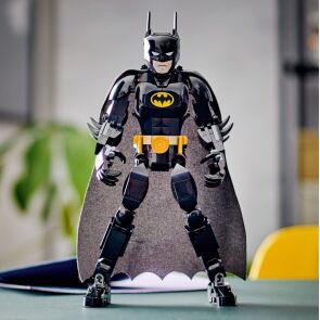 klocki-lego-dc-super-heroes-figurka-batmana-76259-lifestyle-figurka.jpg