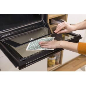 piekarnik-elektryczny-gorenje-bo6735e02bk-czyszczenie-drzwi.jpg