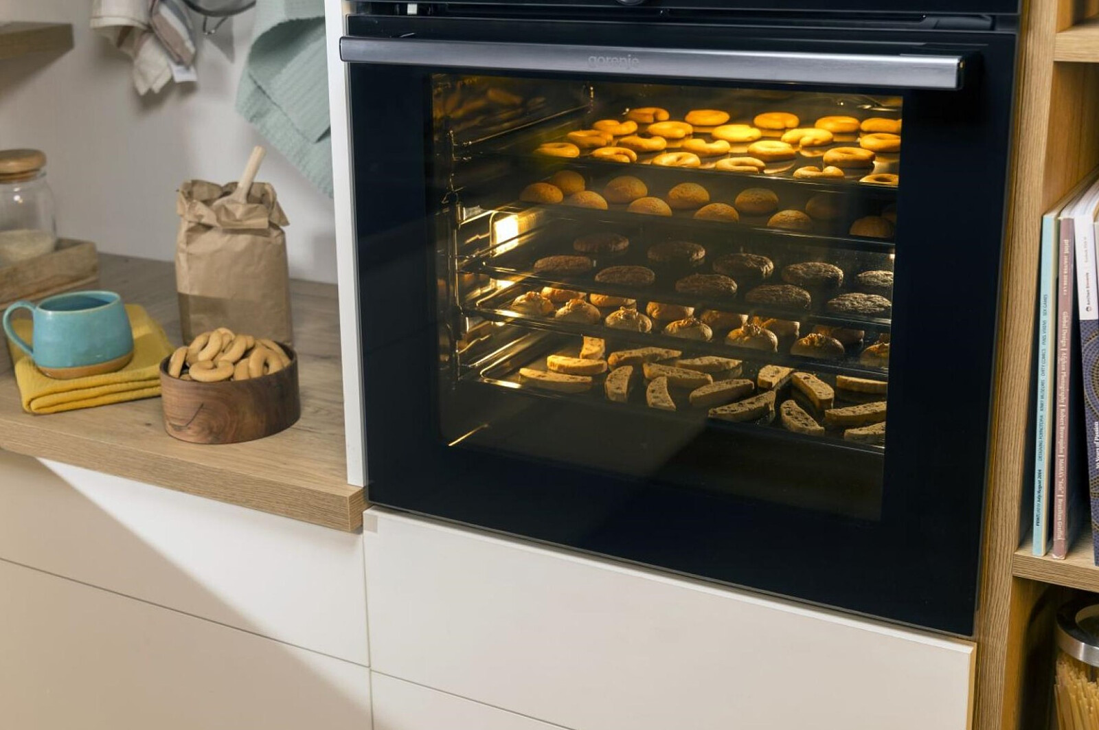 piekarnik-elektryczny-gorenje-bo6735e02bk-aranzacja-pieczenie.jpg
