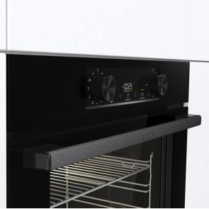 piekarnik-elektryczny-gorenje-bo6735e02bk-w-zabudowie-od-boku-uchwyt.jpg