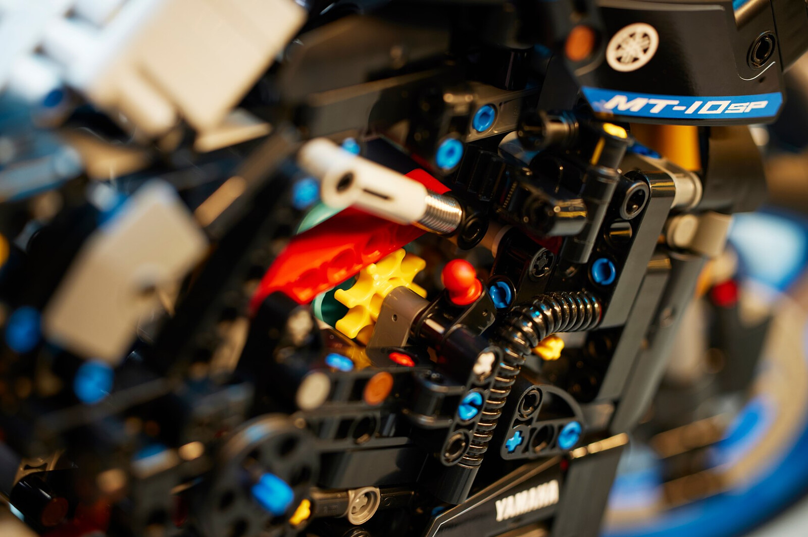 klocki-lego-technic-yamaha-mt-10-sp-42159-17.jpg