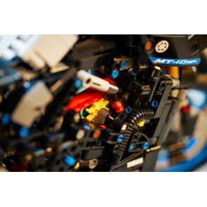 klocki-lego-technic-yamaha-mt-10-sp-42159-17.jpg