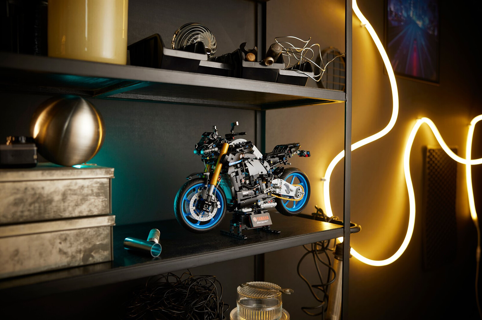 klocki-lego-technic-yamaha-mt-10-sp-42159-16.jpg