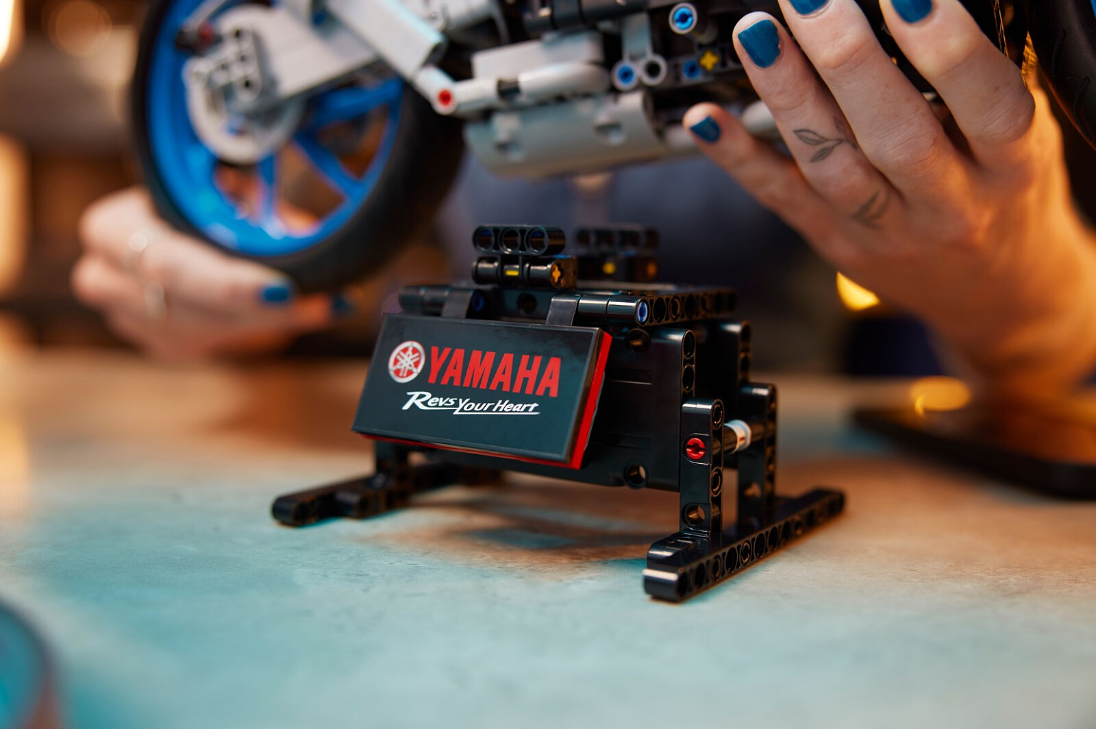 klocki-lego-technic-yamaha-mt-10-sp-42159-13.jpg