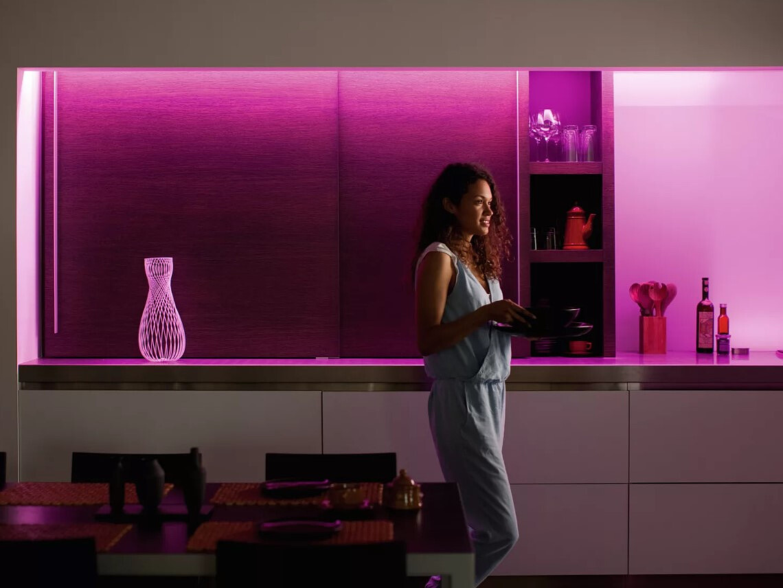 tasma-led-philips-hue-baza-wc-ambiance-plus-v4-2-metry--prezentacja-3.jpg
