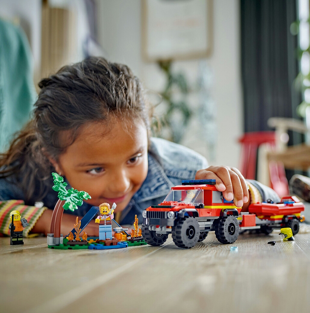klocki-lego-city-terenowy-woz-strazacki-z-lodzia-ratunkowa-60412-7.jpg