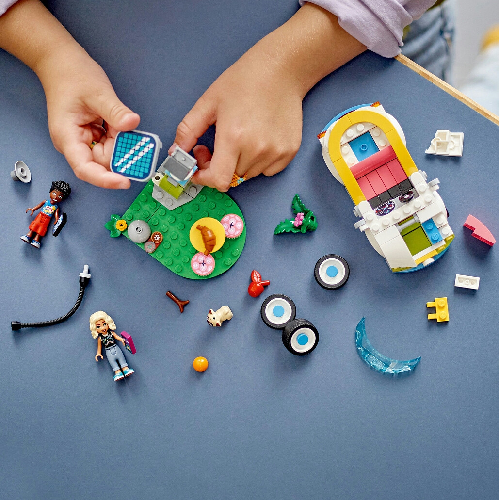 klocki-lego-friends-samochod-elektryczny-i-stacja-ladujaca-42609-9.jpg