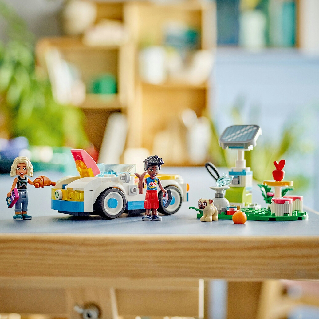 klocki-lego-friends-samochod-elektryczny-i-stacja-ladujaca-42609-10.jpg