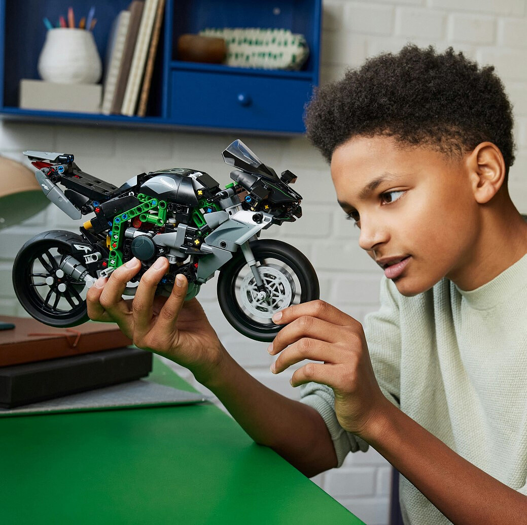 klocki-lego-technic-motocykl-kawasaki-ninja-h2r-42170.zdj03.jpg