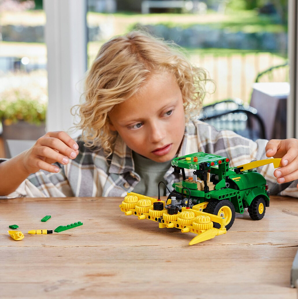 lego-technic-john-deere-harvester-42168%20%288%29.jpg