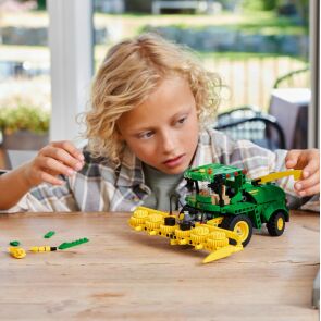 lego-technic-john-deere-harvester-42168%20%288%29.jpg