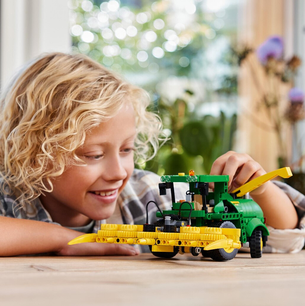 lego-technic-john-deere-harvester-42168%20%283%29.jpg