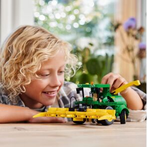 lego-technic-john-deere-harvester-42168%20%283%29.jpg