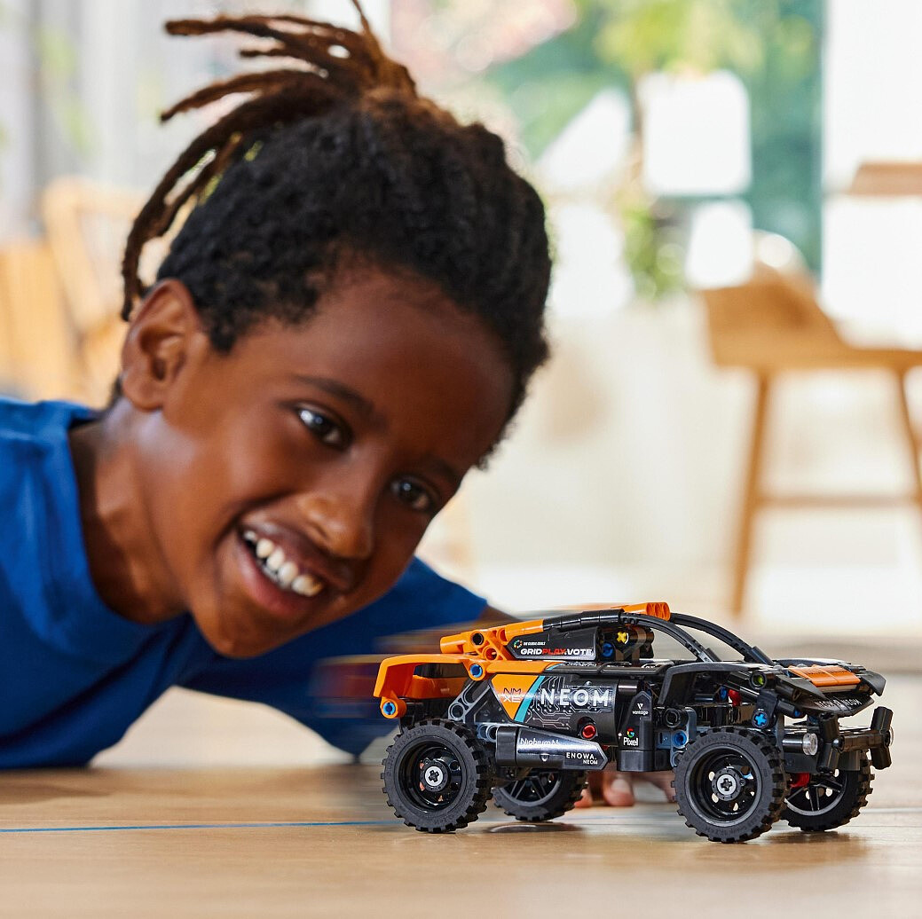 lego-technic-neom-race-car-42166%20%282%29.jpg