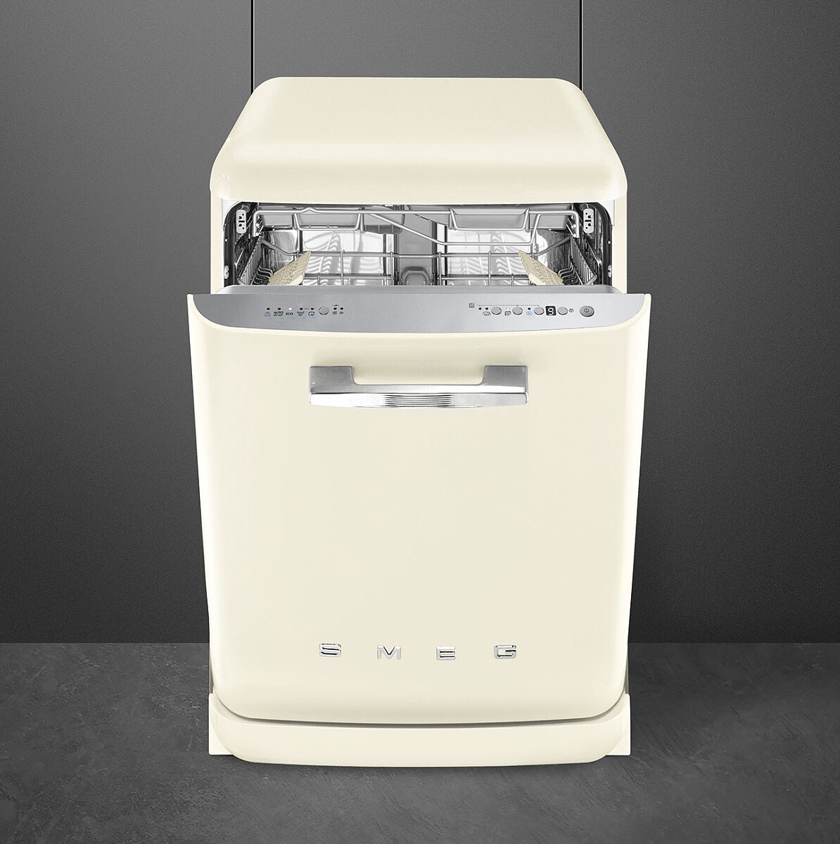 zmywarka-smeg-lvfabcr3-kremowa-uchylona.jpg