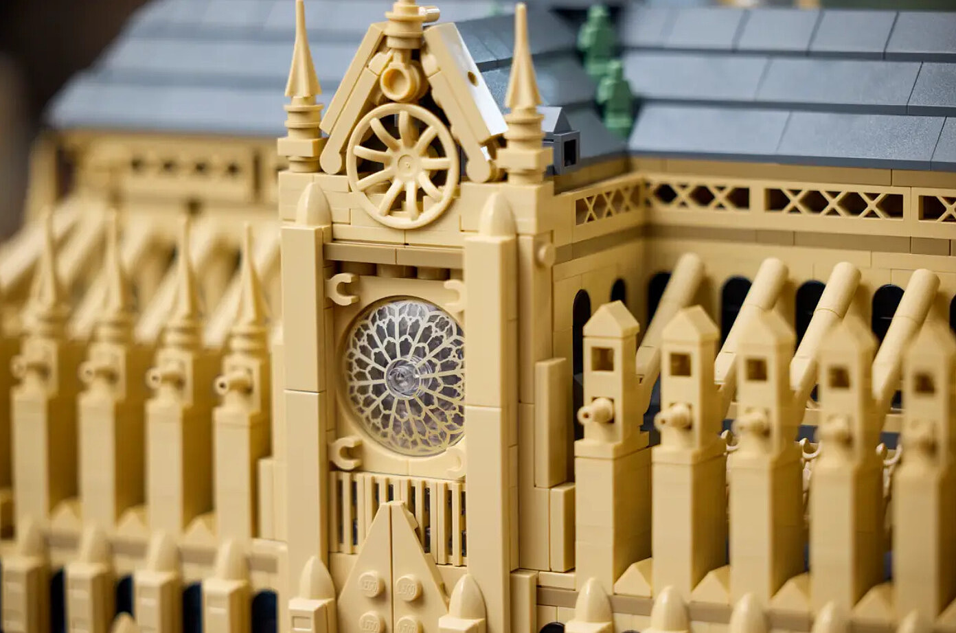 klocki-lego-architecture-notre-dame-w-paryzu-21061-zegar.jpg