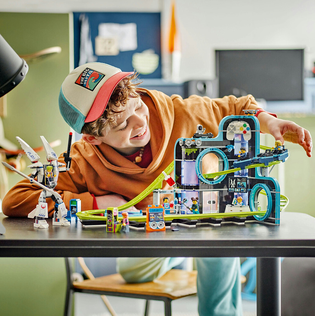 klocki-lego-city-park-swiat-robotow-z-rollercoasterem-60421-8.jpg