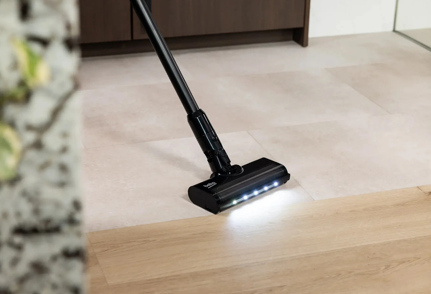 odkurzacz-pionowy-beko-vrt-65421-vc-oswietlenie.jpg