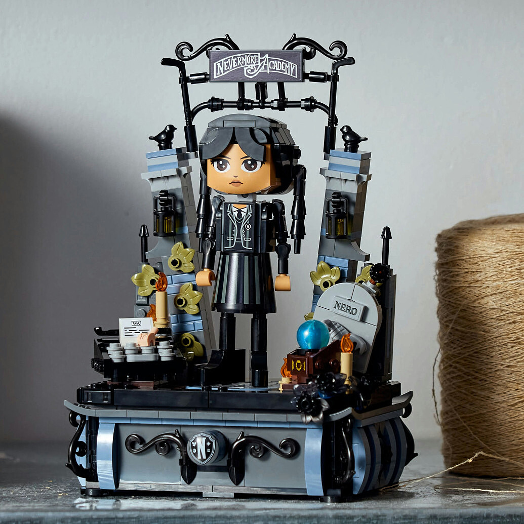 klocki-lego-wednesday-figurka-wednesday-addams-76780-10.jpg