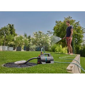pompa-ogrodowa-gardena-4200-silent-w-ogrodzie-1.jpg