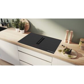 plyta-indukcyjna-zintegrowana-z-wyciagiem-bosch-serie-6-pvq811h26e-w-kuchni.jpg