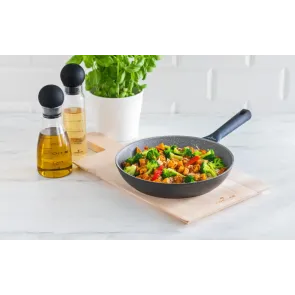 patelnia-zwieger-practi-plus-prezentacja.webp