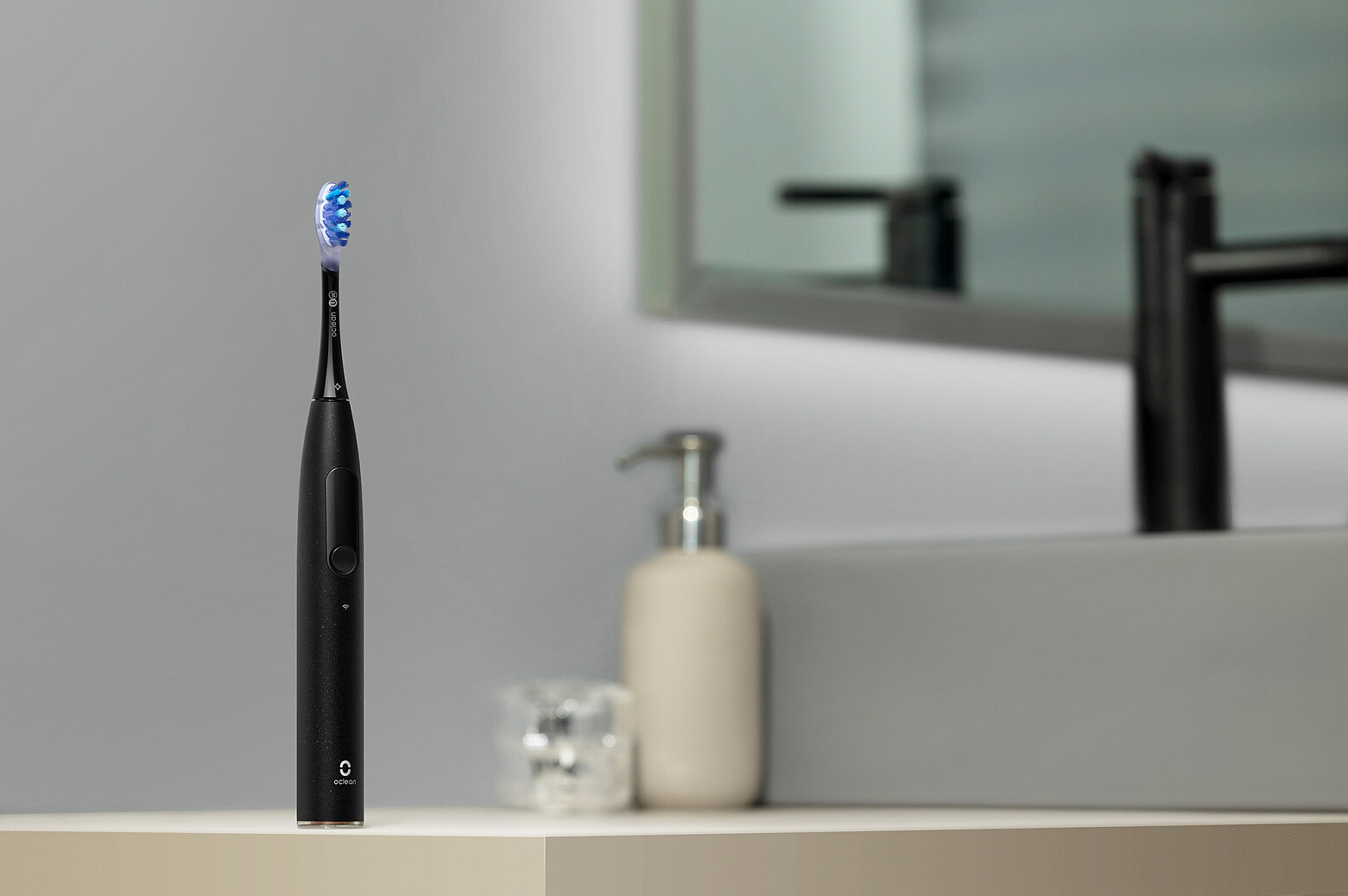 szczoteczka-soniczna-oclean-x-ultra-czarna-prezentacja-6.jpg
