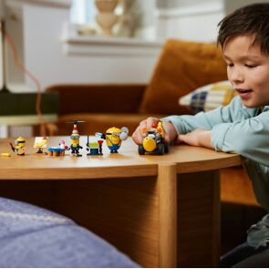 klocki-lego-minions-bananowoz-i-minionki-75580-zabawa-2.jpg