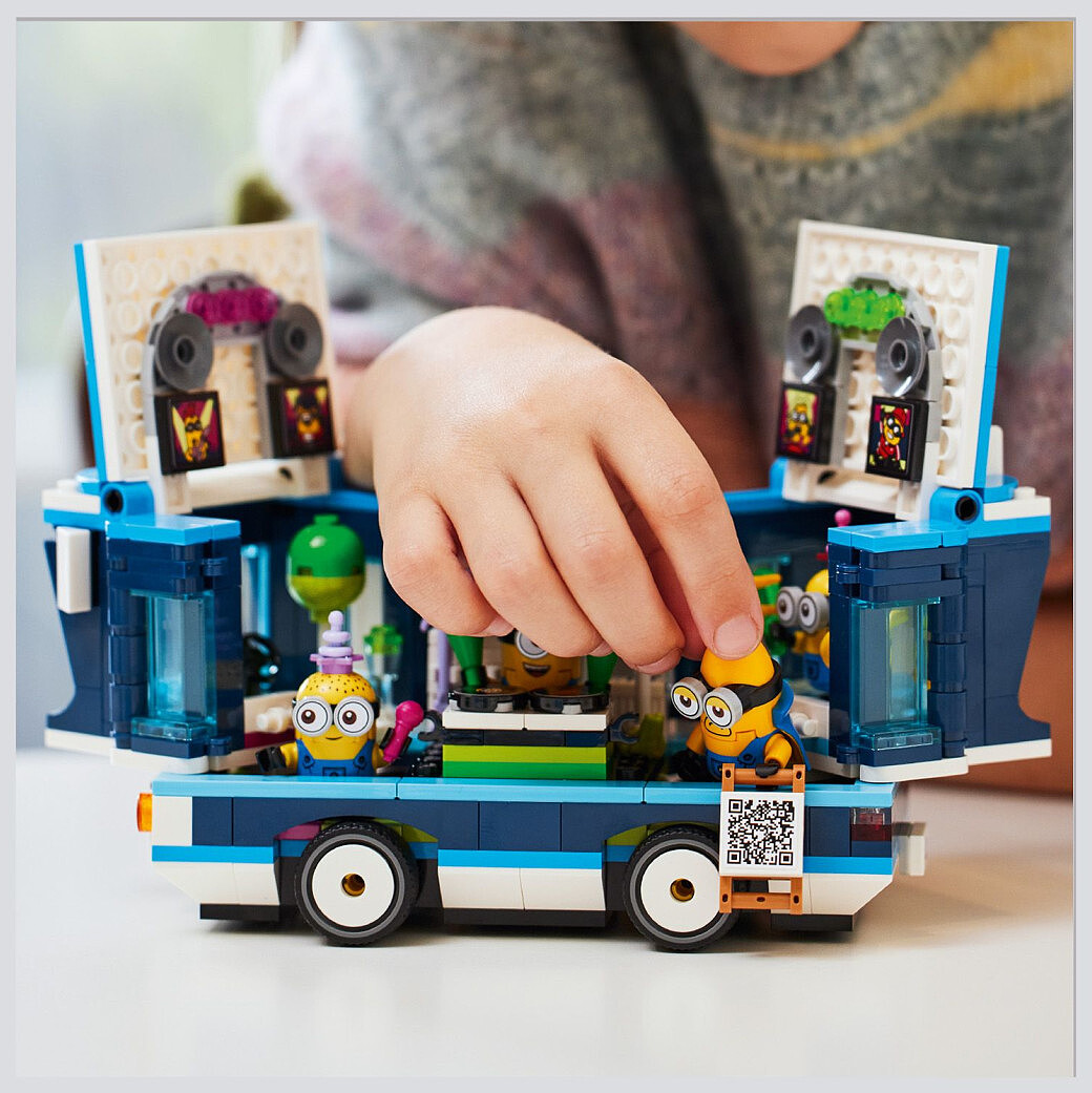 klocki-lego-minionki-imprezowy-autobus-75581-zabawa-2.jpg