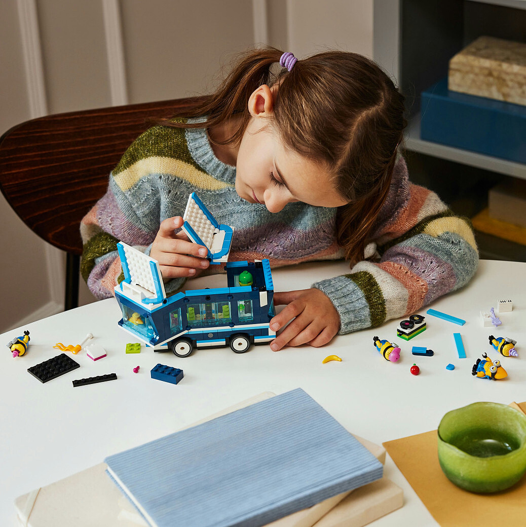 klocki-lego-minionki-imprezowy-autobus-75581-budowanie-zklockow.jpg