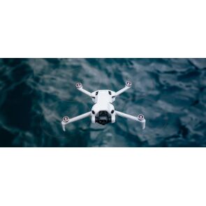 dron-dji-mini-4-pro-%28rc-2%29-nad-woda.jpg