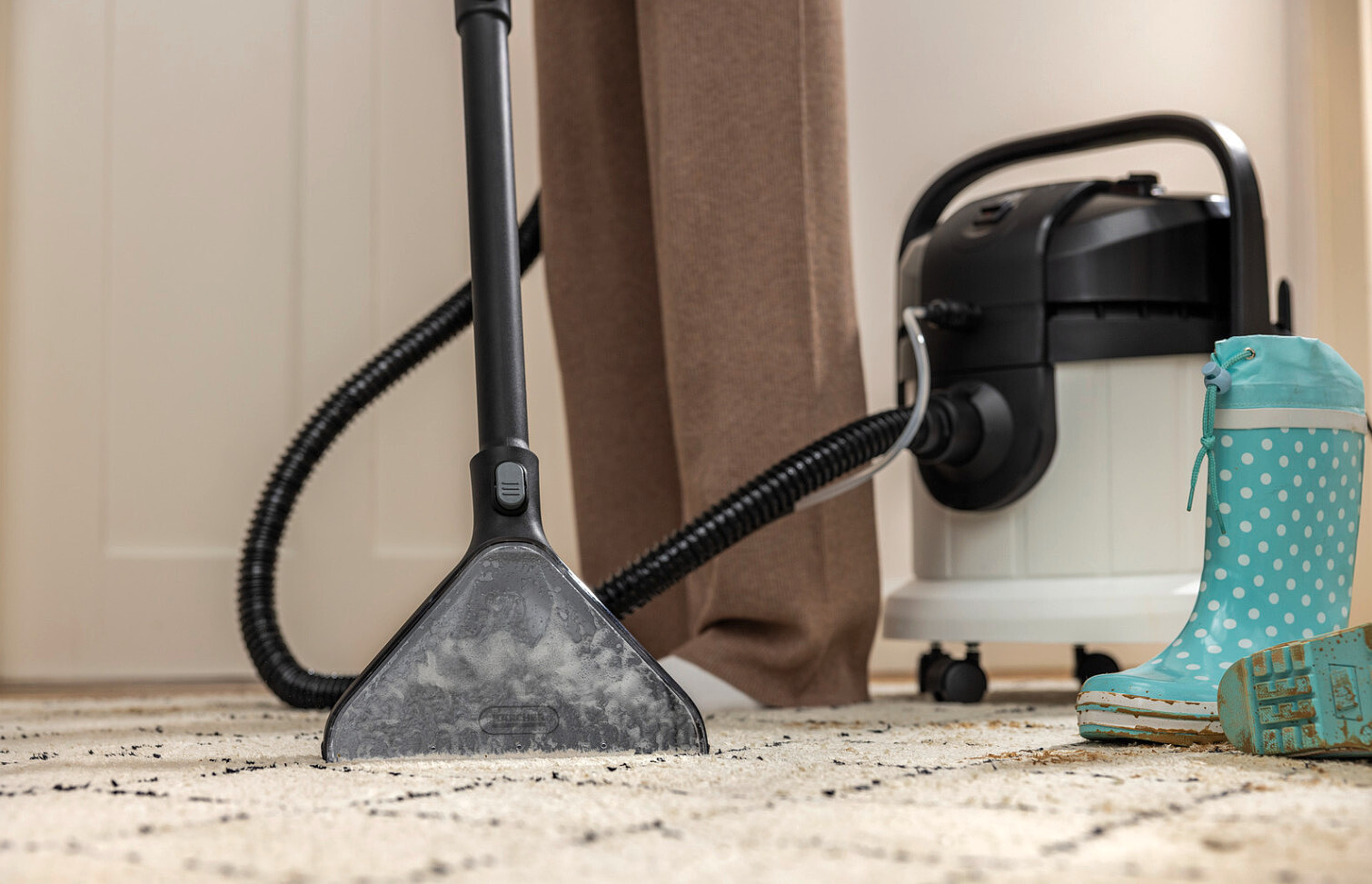 odkurzacz-pioracy-karcher-se-4-plus-special-1.081-171.0-3.jpg
