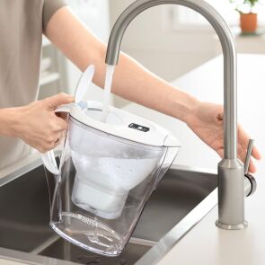 dzbanek-filtrujacy-brita-marella-cool-bialy-wklad-maxtra-pro-pure-performance-wlew-wody.jpg