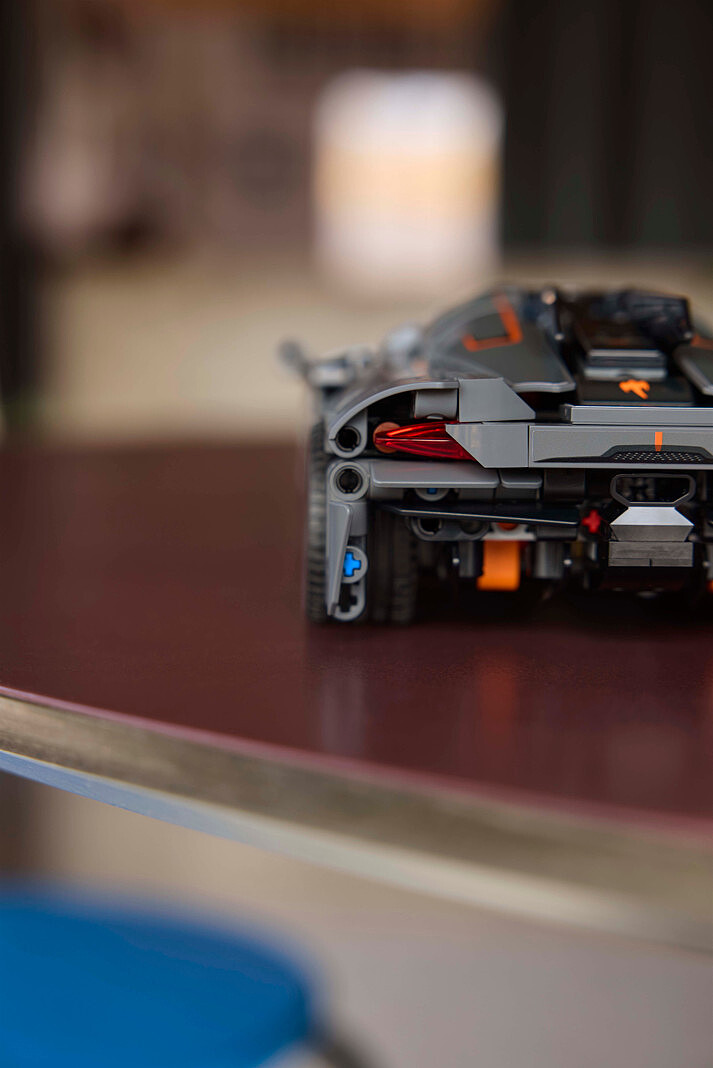 klocki-lego-klocki-lego-technic-szary-hipersamochod-koenigsegg-jesko-absolut-42173-6.jpg