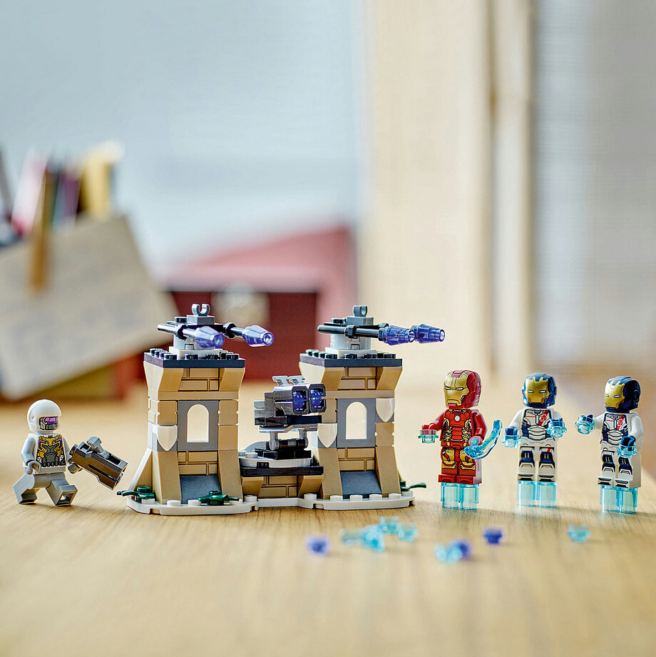 klocki-lego-marvel-iron-man-i-iron-legion-kontra-zo%C5%82nierz-hydry-76288-na-stole.jpg