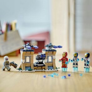 klocki-lego-marvel-iron-man-i-iron-legion-kontra-zo%C5%82nierz-hydry-76288-na-stole.jpg