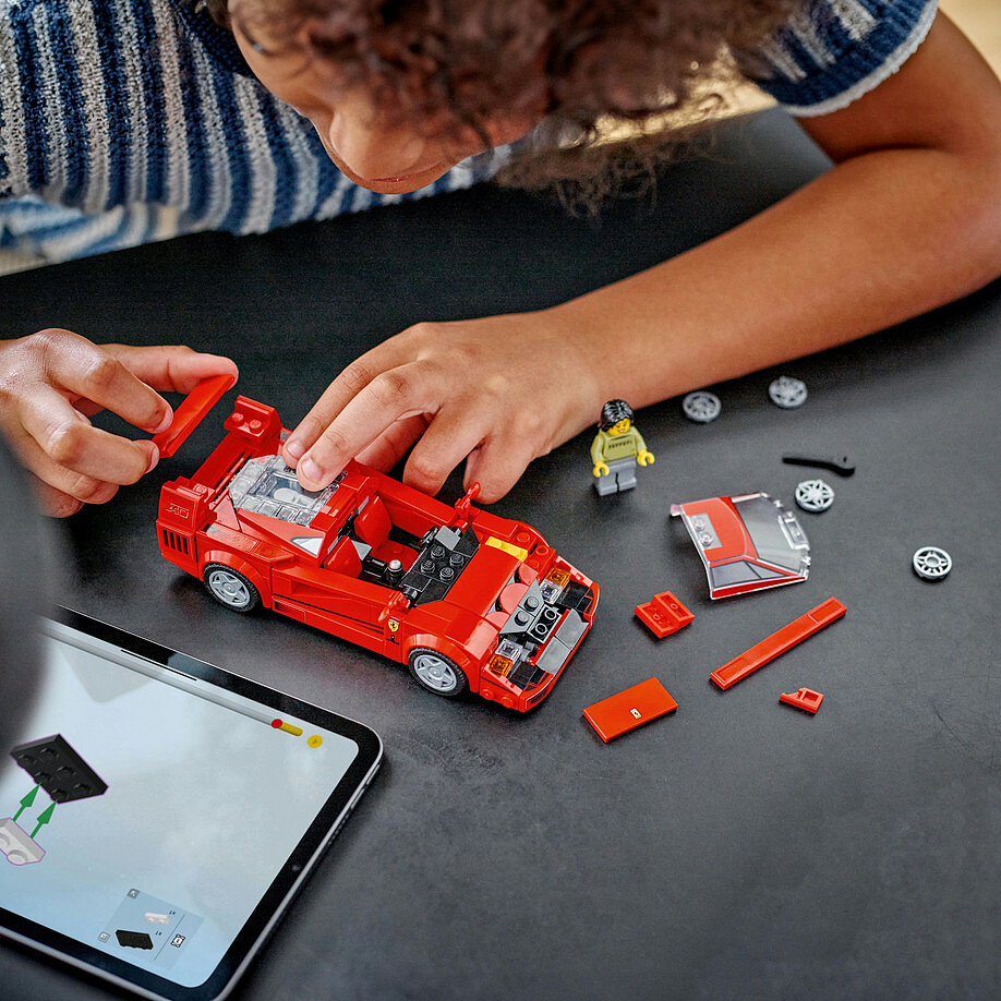 klocki-lego-speed-champions-supersamoch%C3%B3d-ferrari-f40-76934-zabawa.jpg