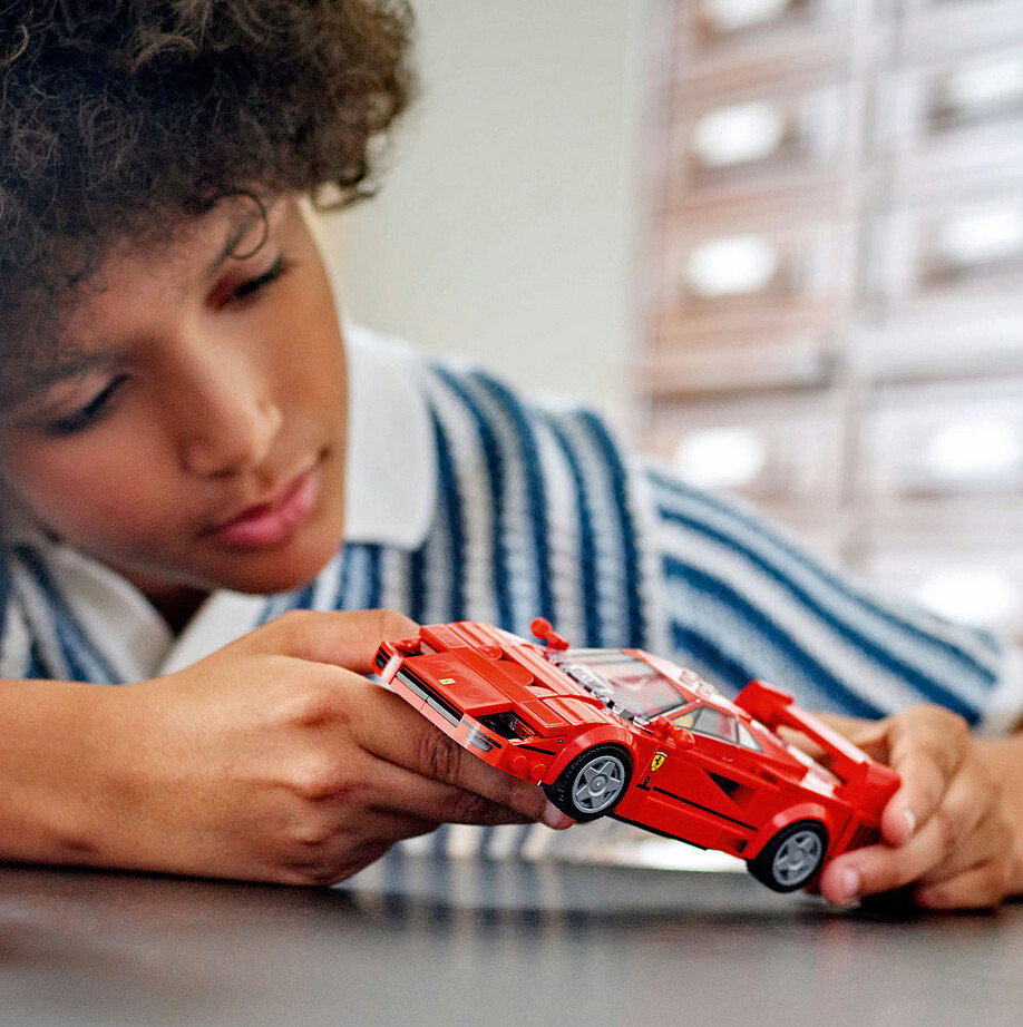 klocki-lego-speed-champions-supersamoch%C3%B3d-ferrari-f40-76934-zabawa-2.jpg