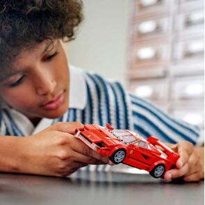 klocki-lego-speed-champions-supersamoch%C3%B3d-ferrari-f40-76934-zabawa-2.jpg