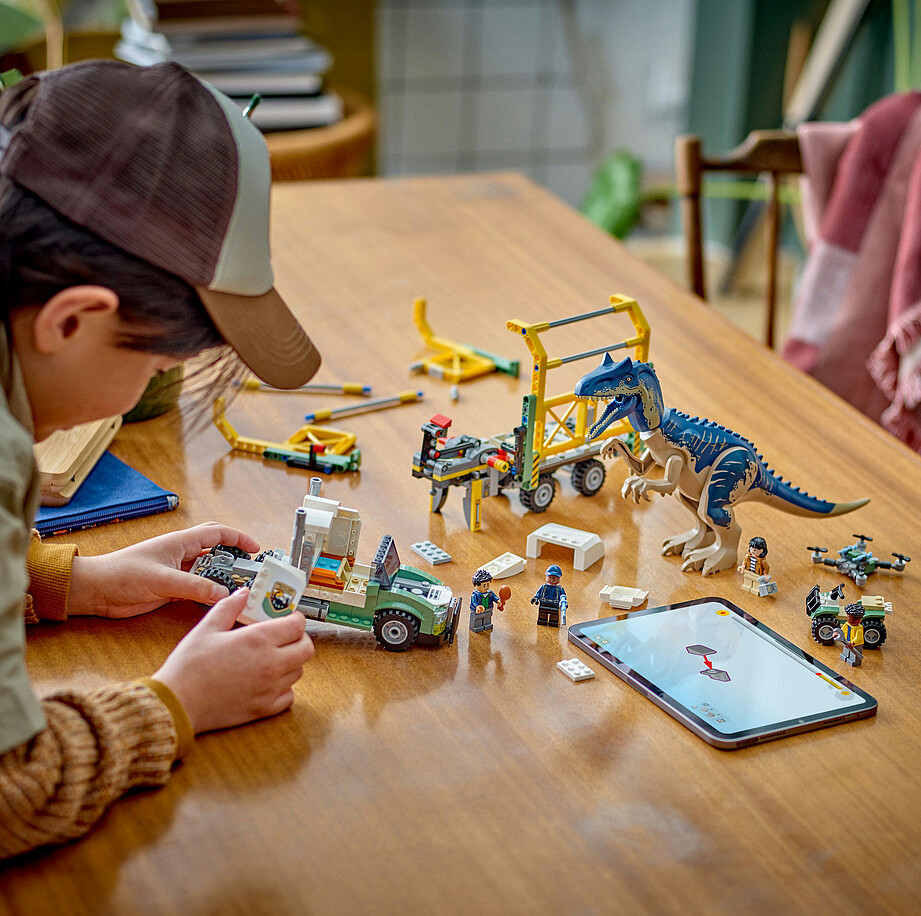 klocki-lego-jurassic-world-dinomisje-ciezarowka-do-transportu-allozaura-76966-zastosowanie-1.jpg