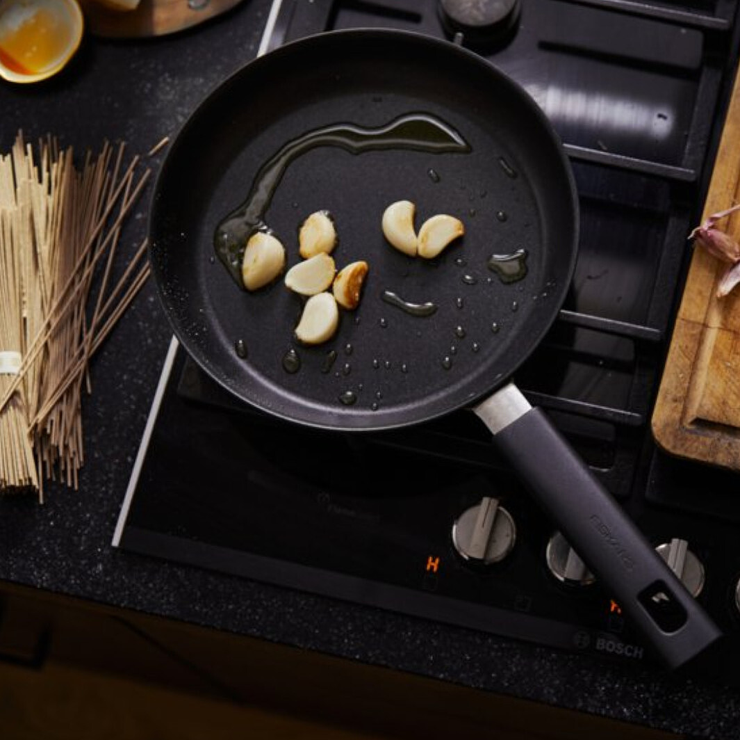 patelnia-fiskars-hard-face-24-cm-zastosowanie.jpg