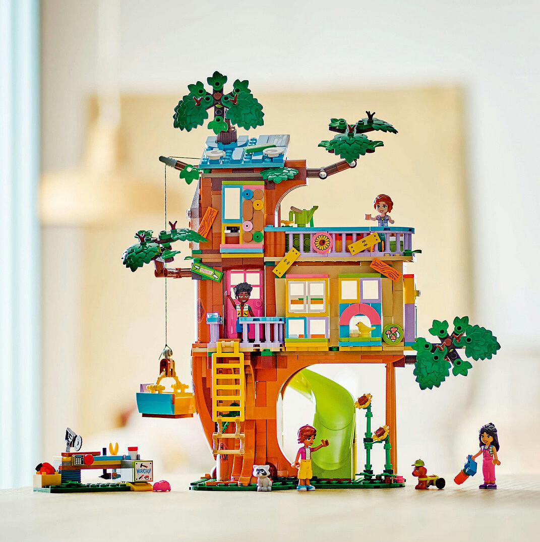 klocki-lego-friends-spotkanie-w-domku-na-drzewie-przyjazni-42652-na-stole.jpg